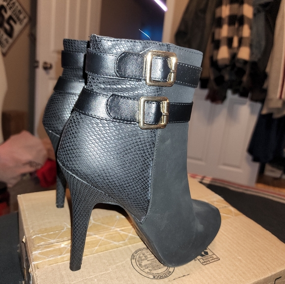 Madeline Smart Stiletto Bootie - Picture 2 of 3